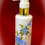 Dispenser met blauwe bloemen