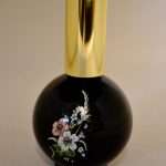 Zwarte ronde verstuiver met decoratie van bloemen