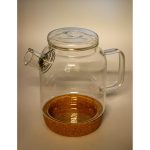 Glazen theepot op kurk